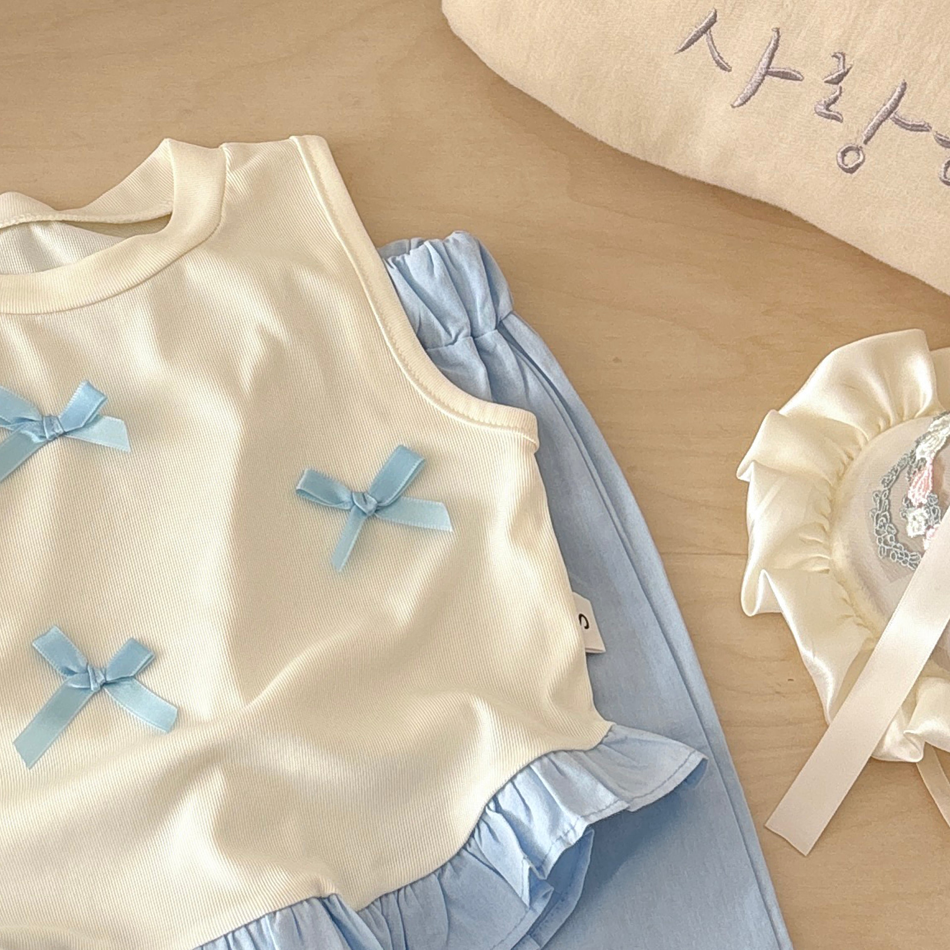 Girls Self Design Round Neck Pure Cotton T-shirt With Trousers