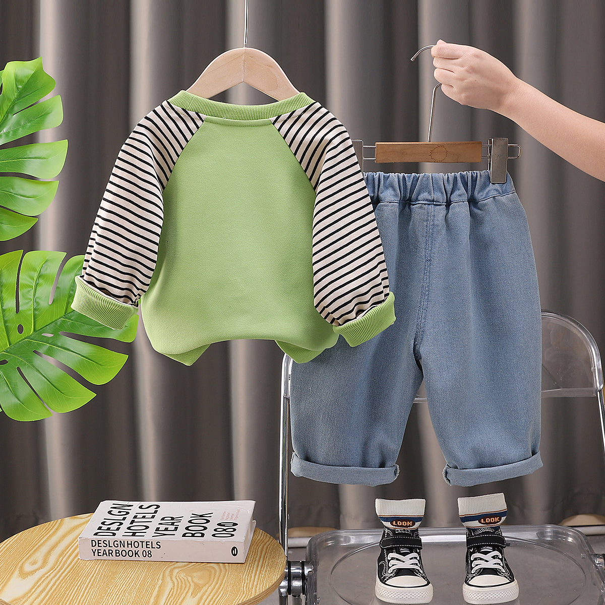 Boys Printed Sweatshirt With Joggers