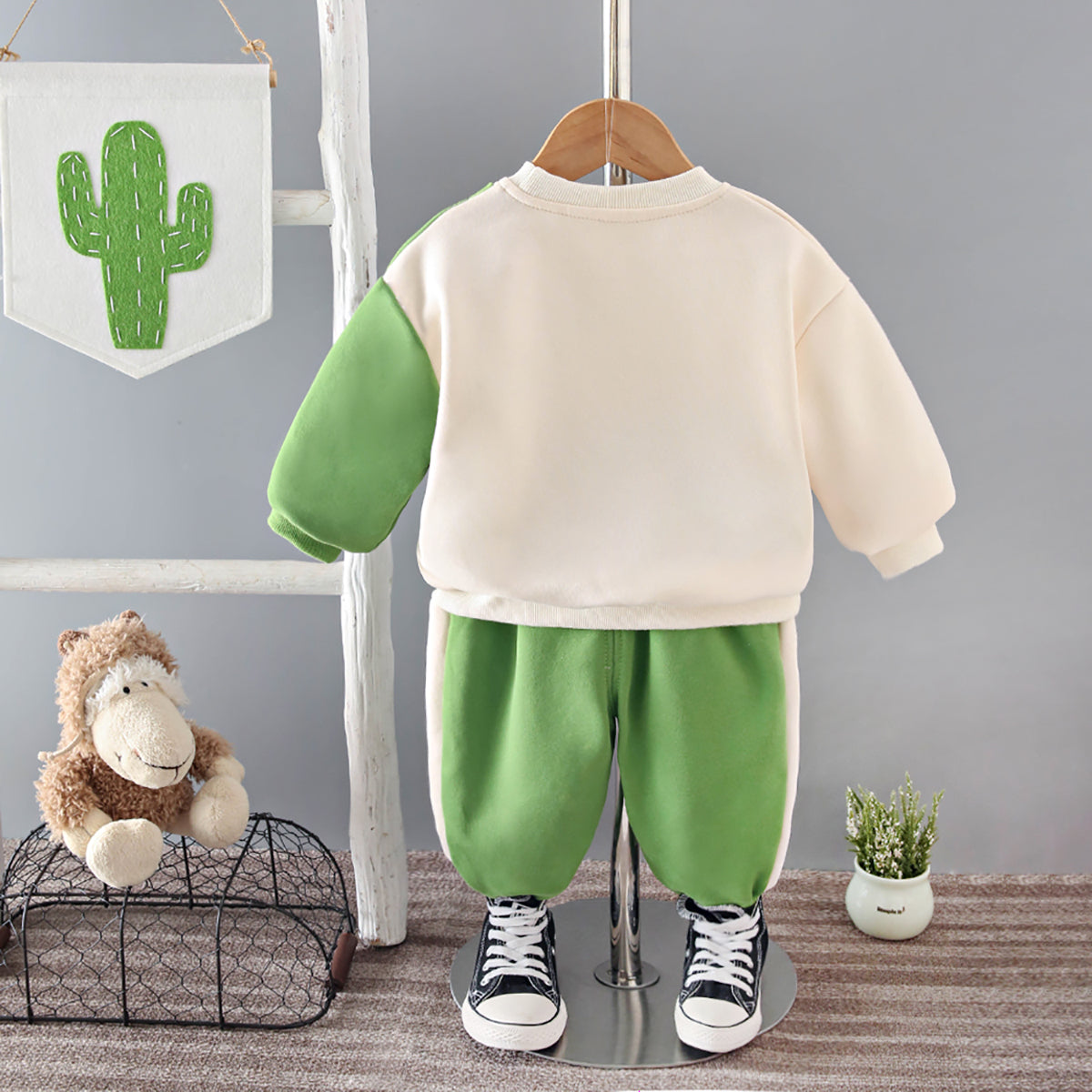 Boys Colourblocked Round Neck Sweatshirt With Jogger