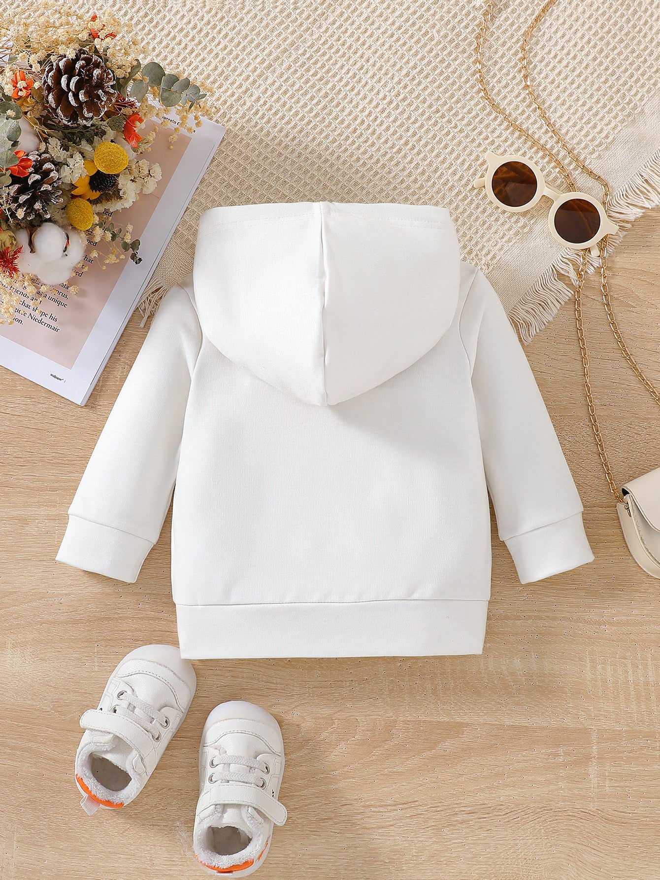 Girls White Graphic Printed Hooded Long Sleeves Pullover Sweatshirt