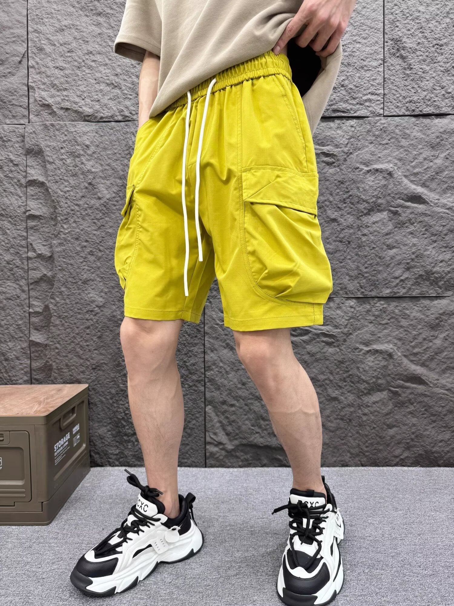 Men Low-Rise Regular Fit Cargo Shorts