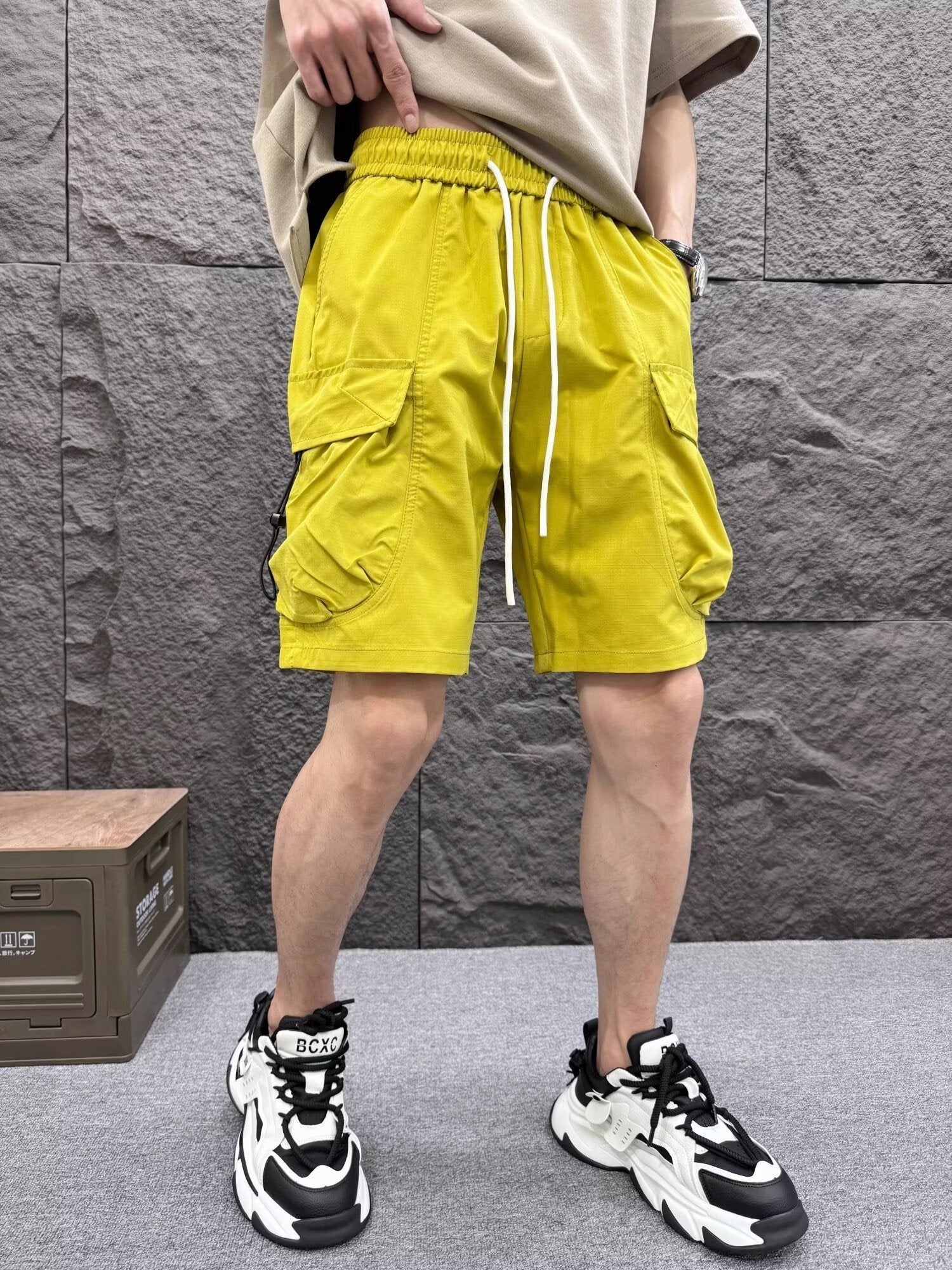 Men Low-Rise Regular Fit Cargo Shorts