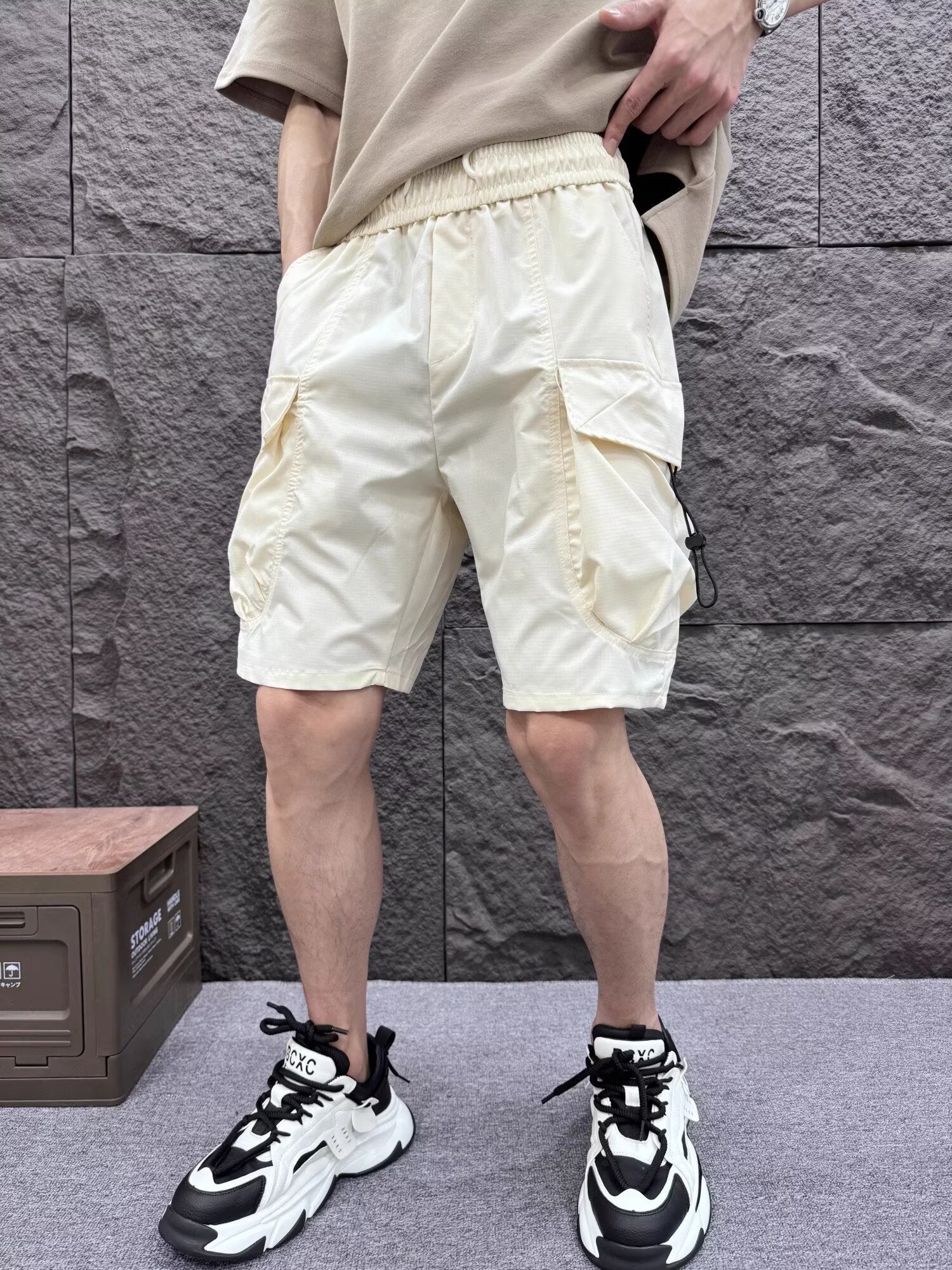 Men Low-Rise Cargo Shorts