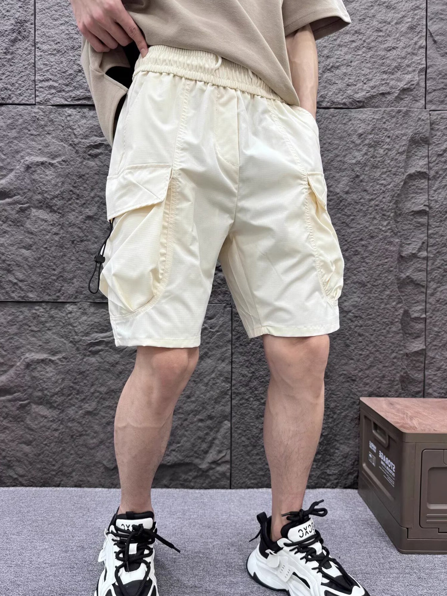 Men Low-Rise Cargo Shorts