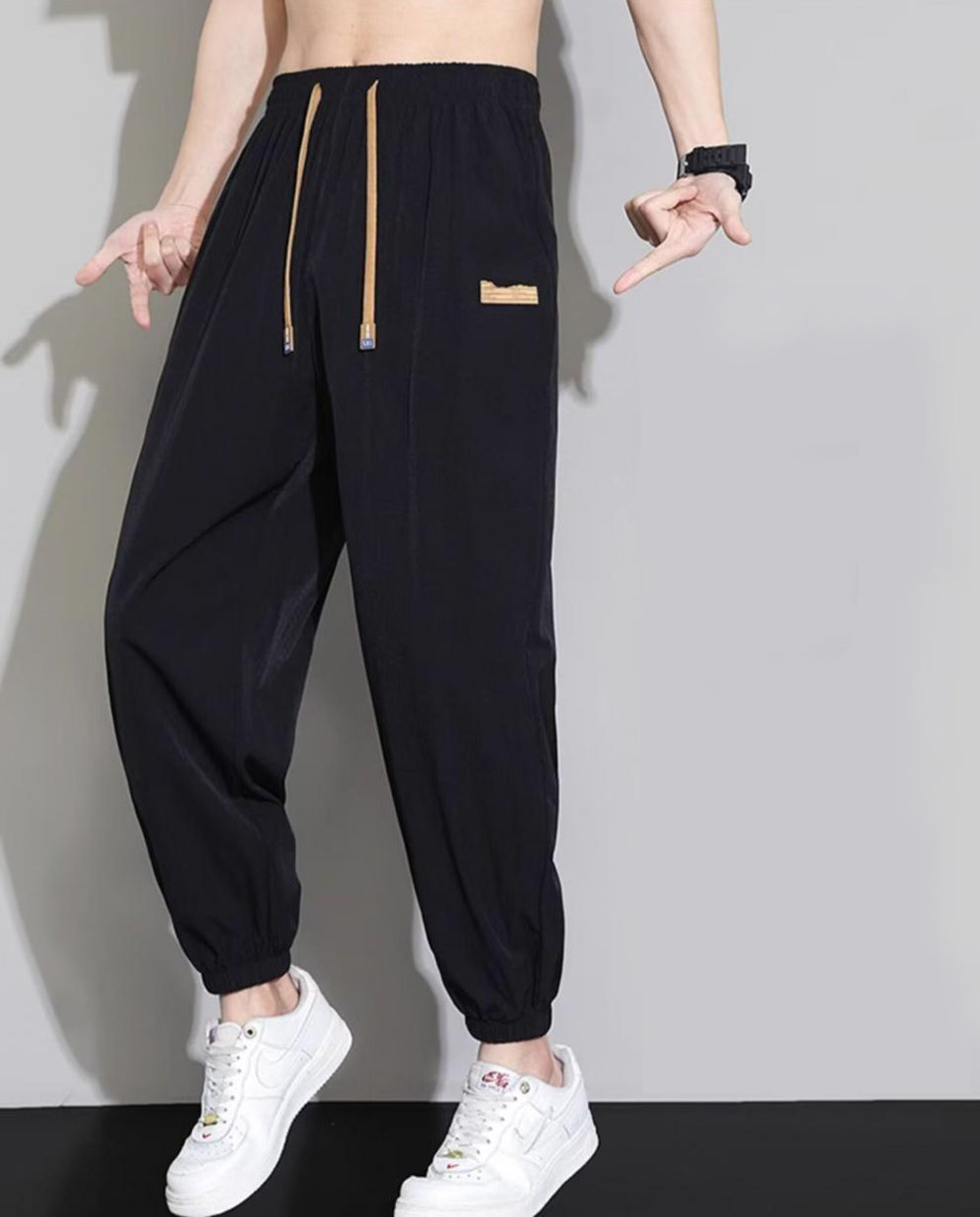 Men Pleated Mid-Rise Joggers Trouser