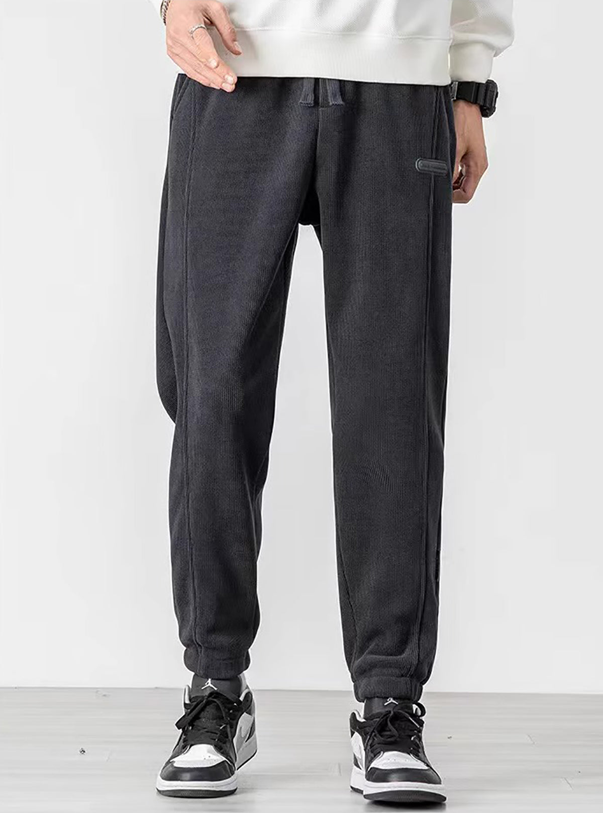 Men Solid Mid-Rise Jogger