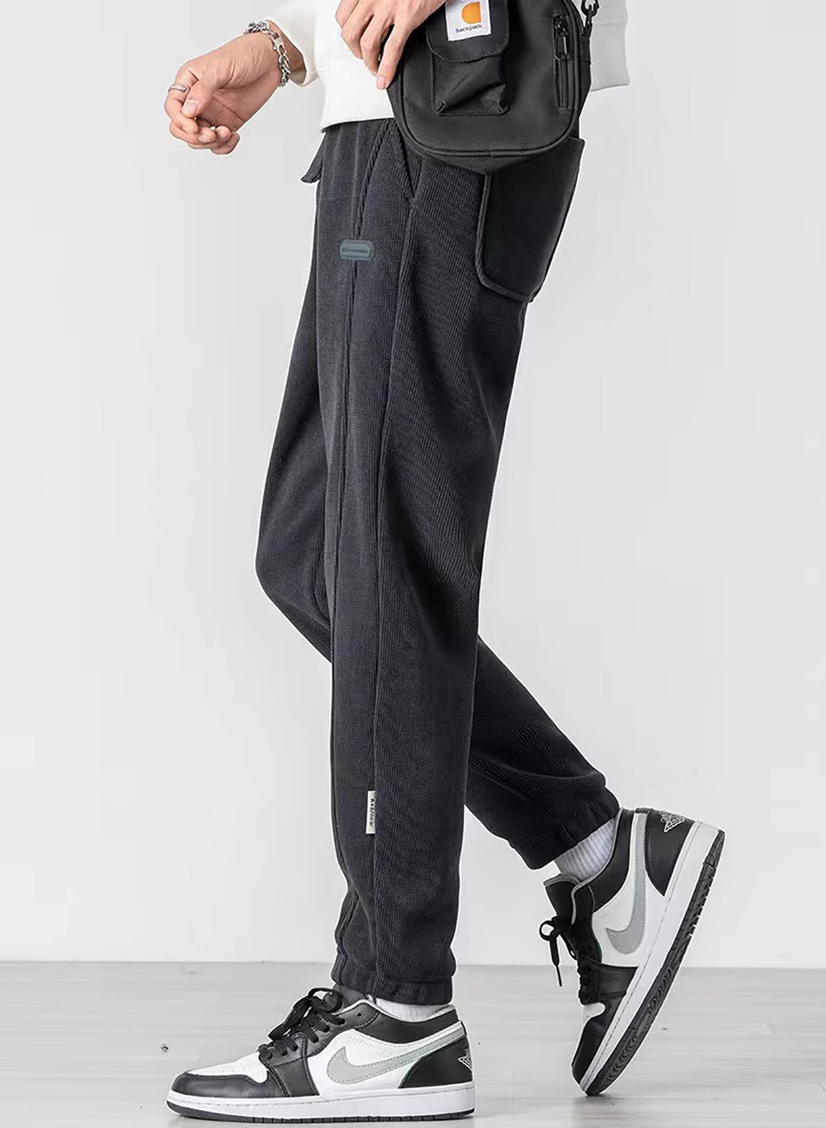 Men Solid Mid-Rise Jogger