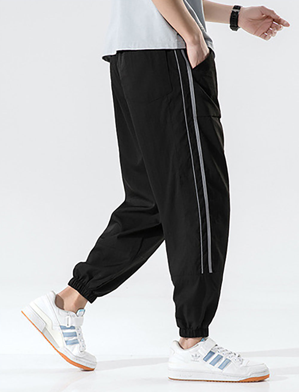 Men Regular Fit Mid-Rise Joggers