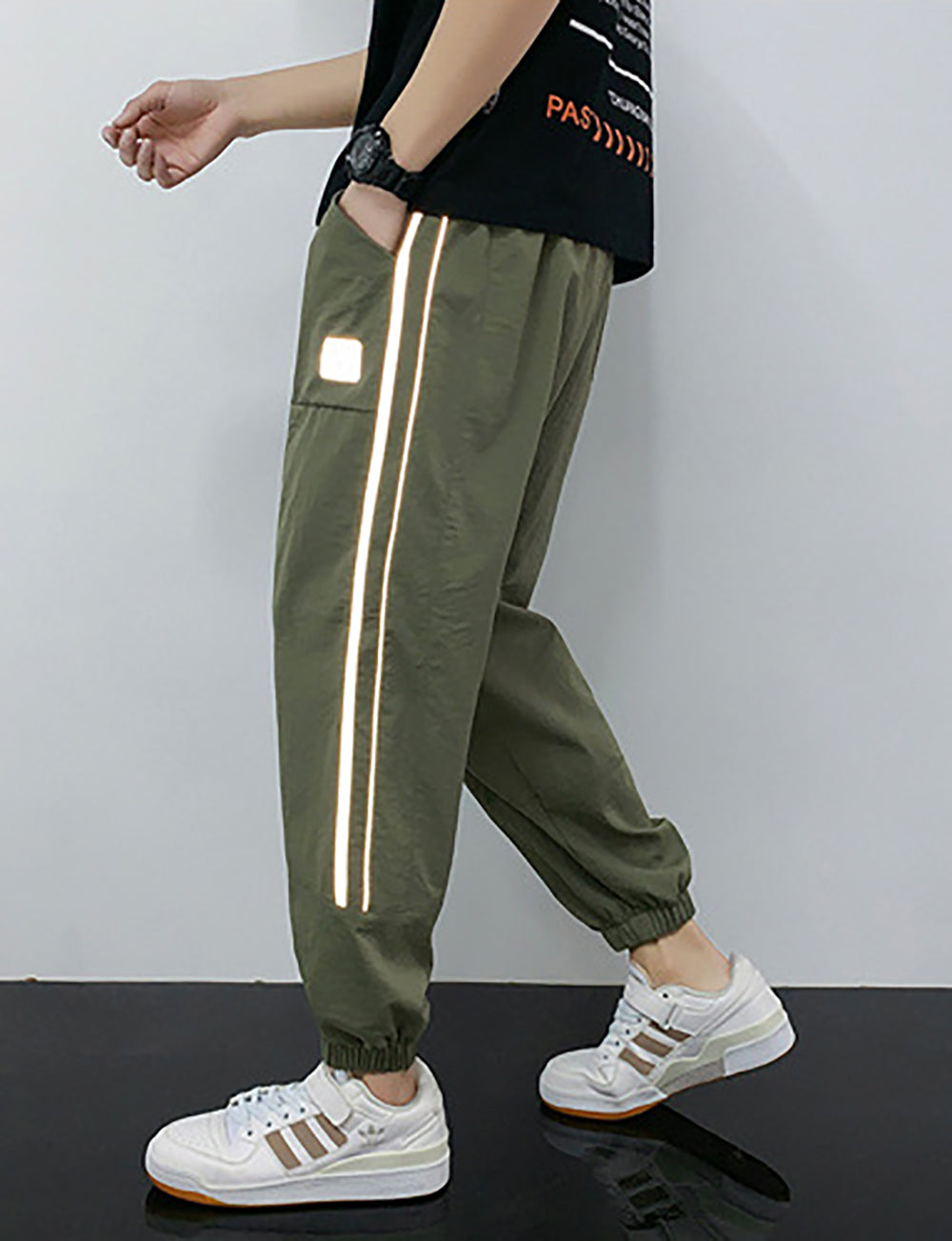 Men Regular Fit Mid-Rise Joggers Trousers