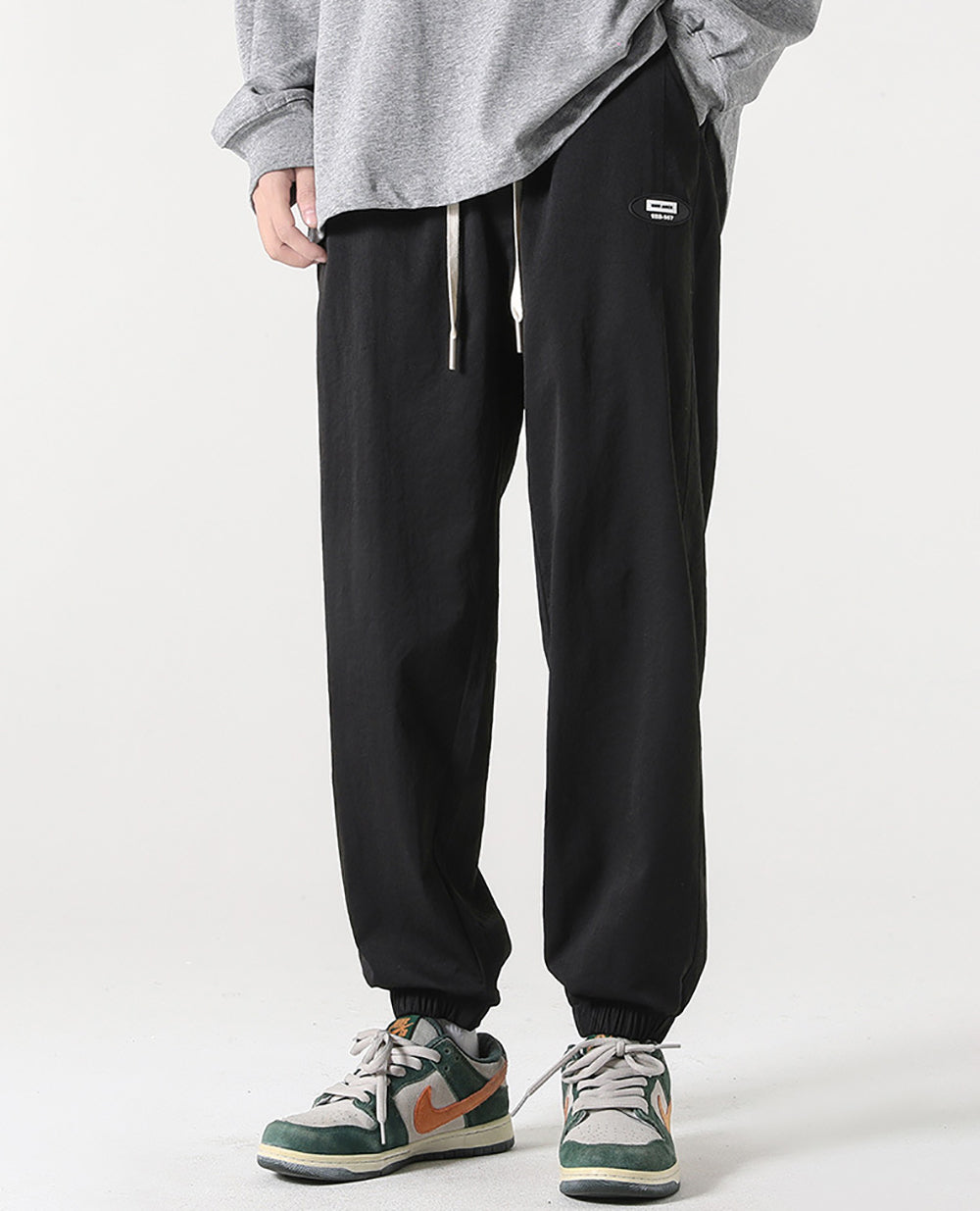 Men Regular Fit Mid-Rise Easy Wash Joggers