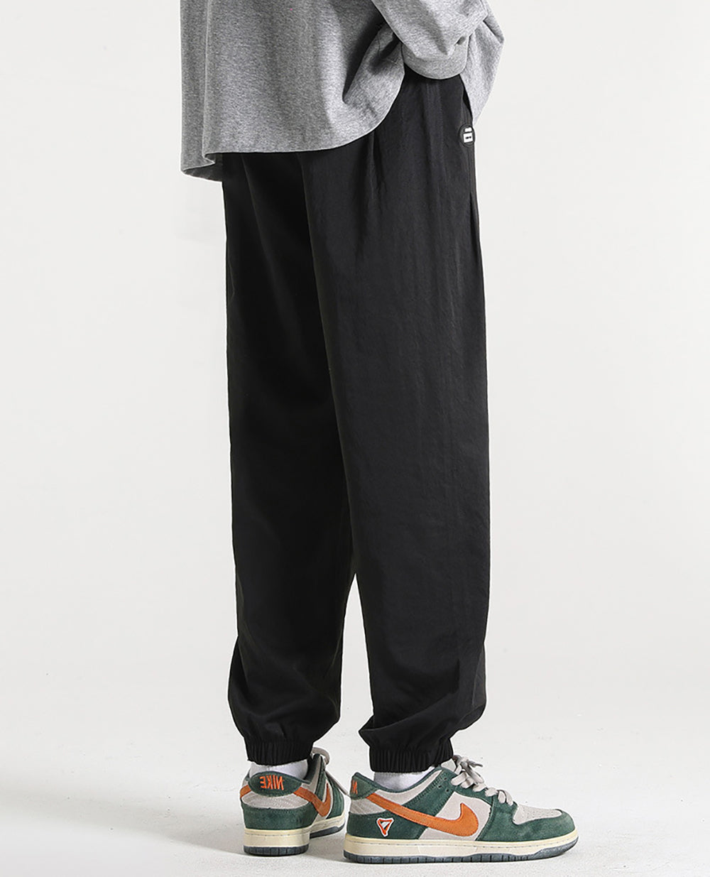 Men Regular Fit Mid-Rise Easy Wash Joggers