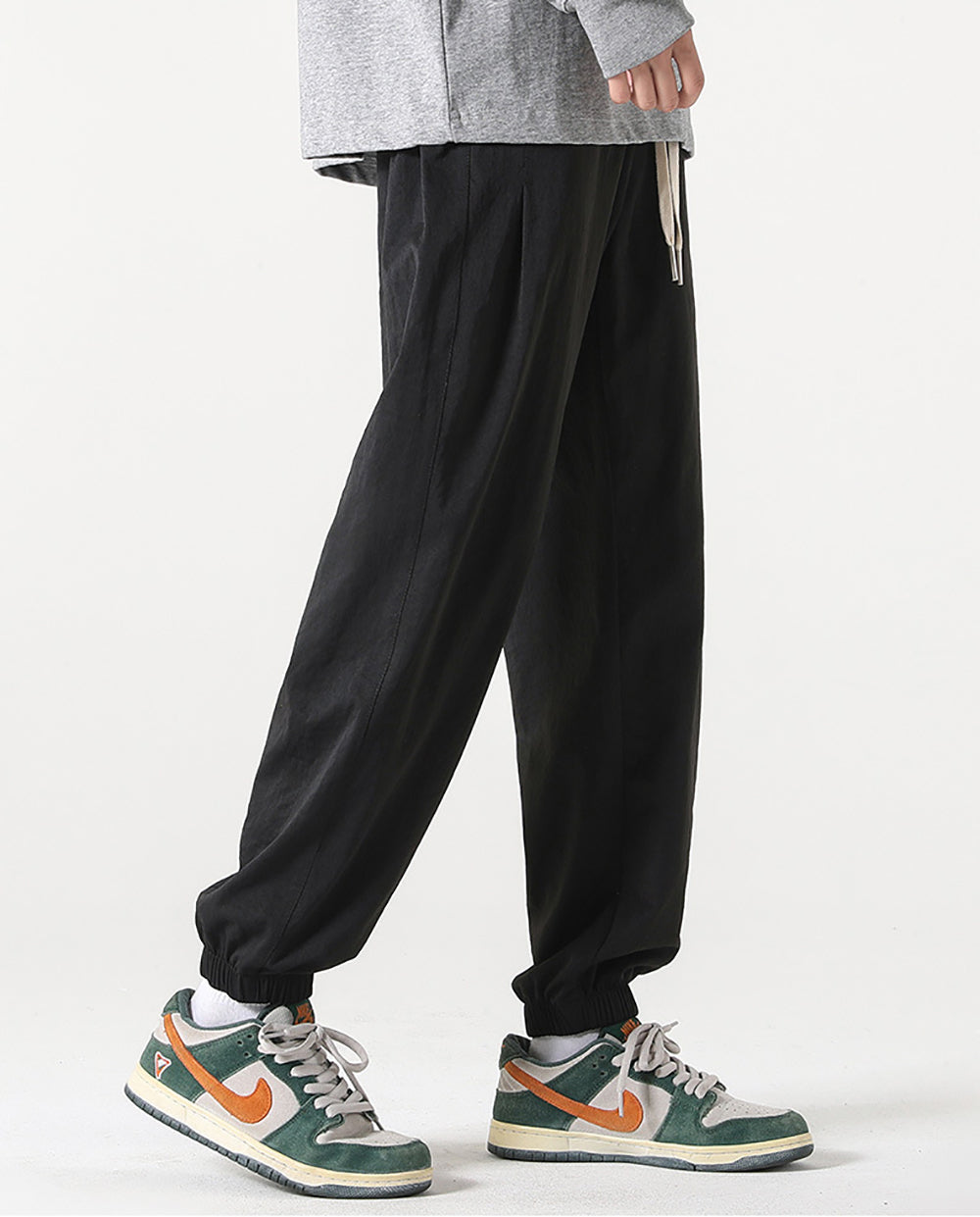 Men Regular Fit Mid-Rise Easy Wash Joggers