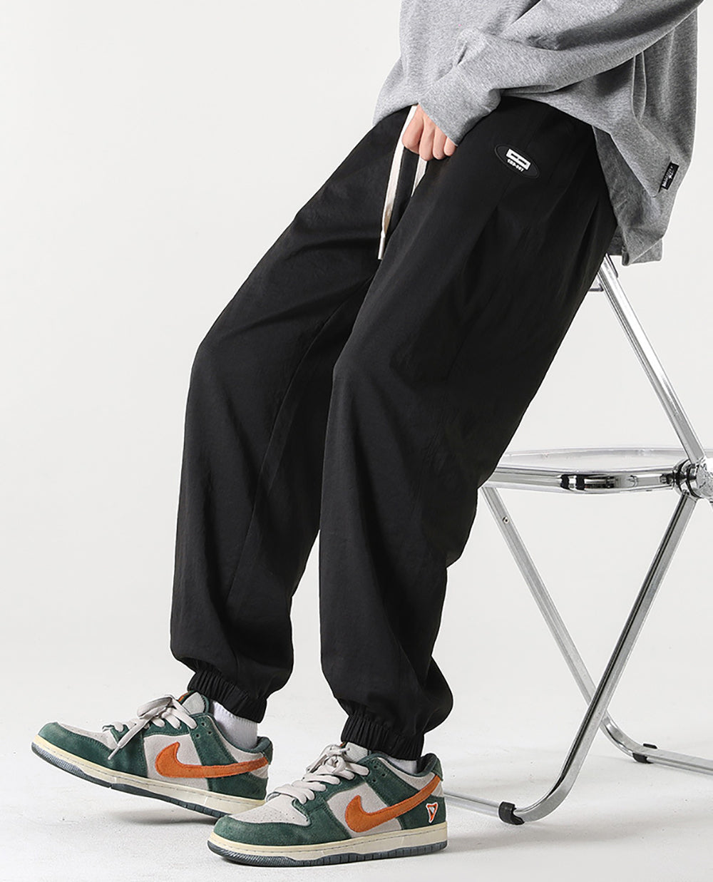 Men Regular Fit Mid-Rise Easy Wash Joggers