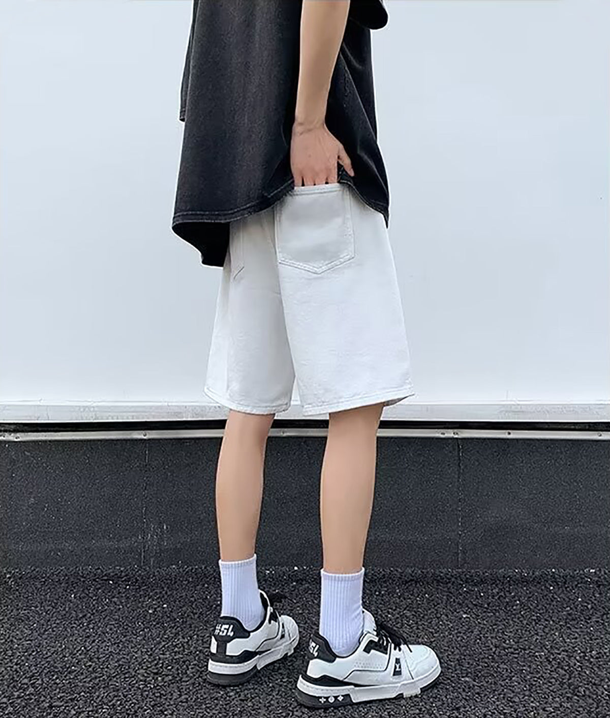 Men Solid Mid-Rise Regular Shorts
