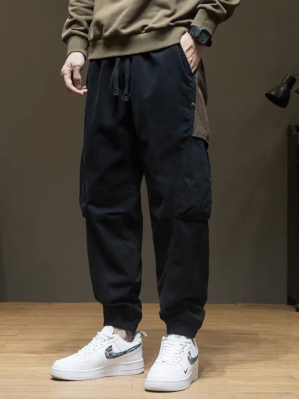 Men Solid Regular Fit Mid-Rise Easy Wash Joggers