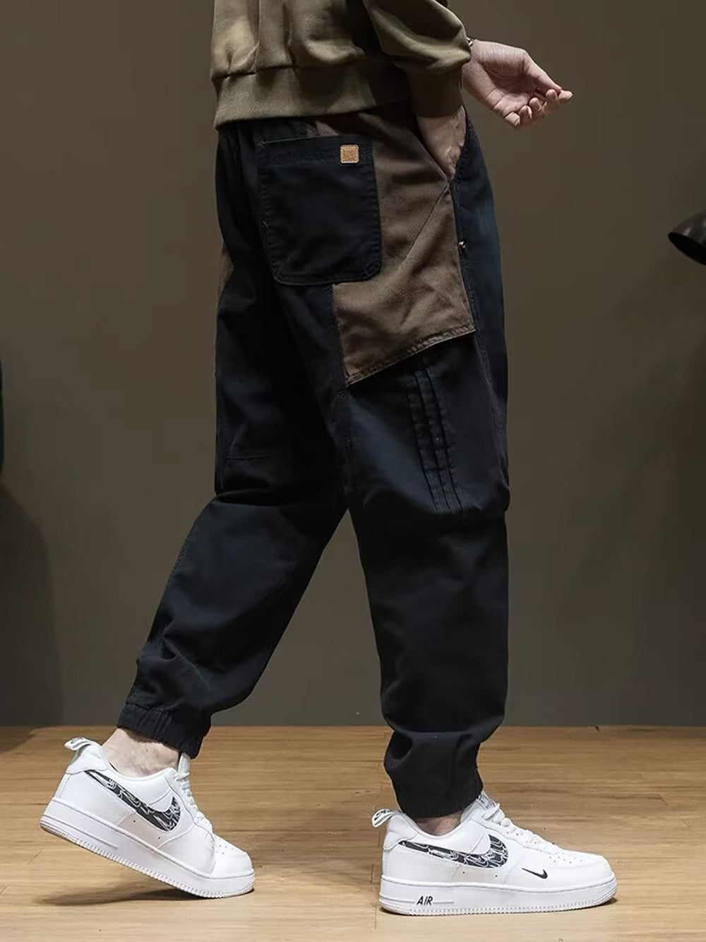 Men Solid Regular Fit Mid-Rise Easy Wash Joggers