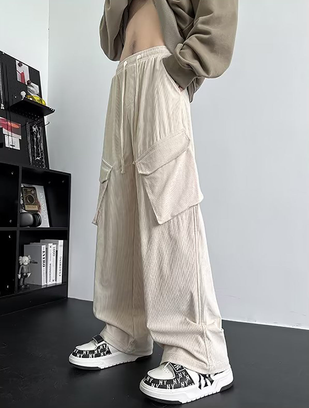 Men Solid Mid-Rise Loose Fit Easy Wash Cargos