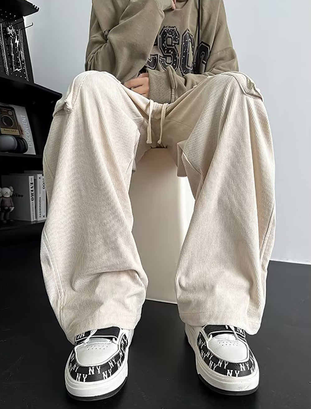 Men Solid Mid-Rise Loose Fit Easy Wash Cargos