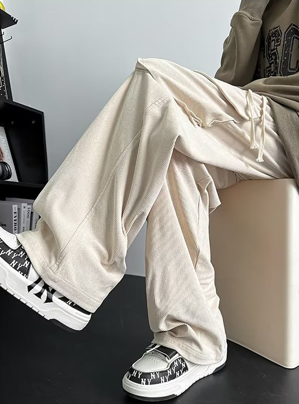 Men Solid Mid-Rise Loose Fit Easy Wash Cargos