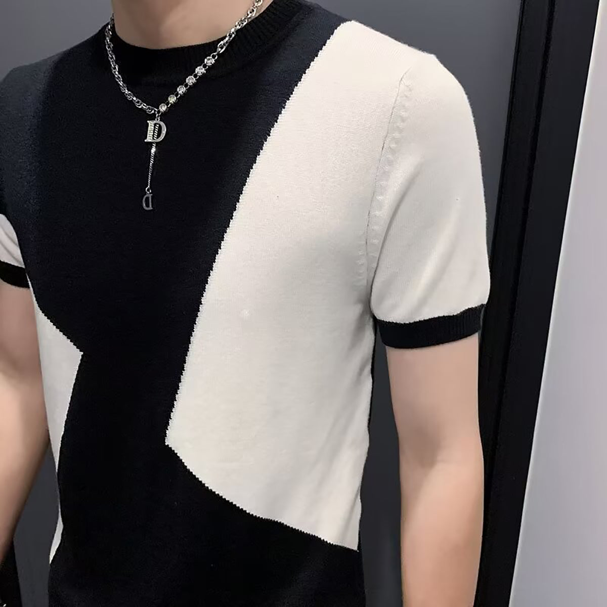 Men Colourblocked Round Neck T-shirt
