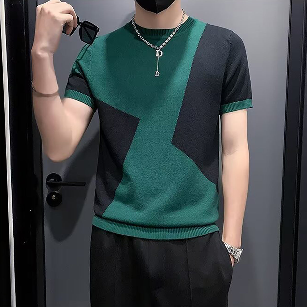 Men Colourblocked Round Neck T-shirt