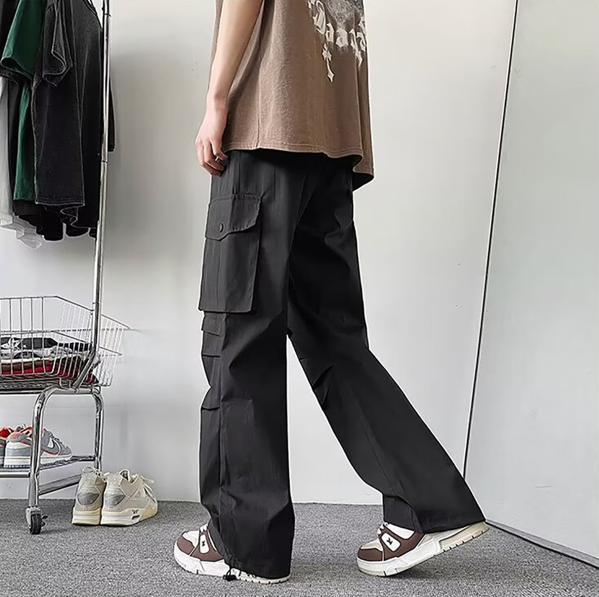 Men Solid Loose Fit Easy Wash Cargos Trousers
