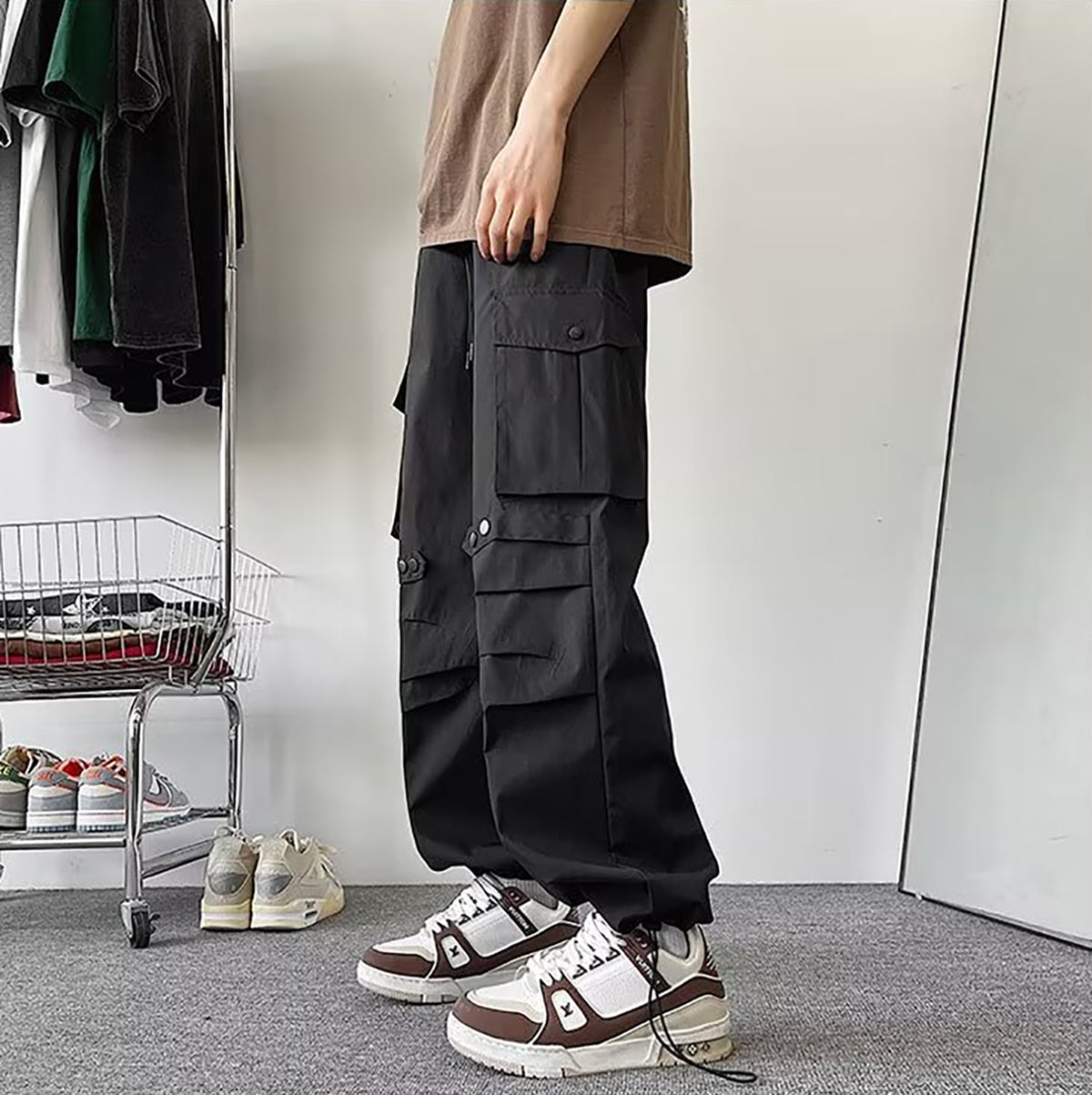 Men Solid Loose Fit Easy Wash Cargos Trousers