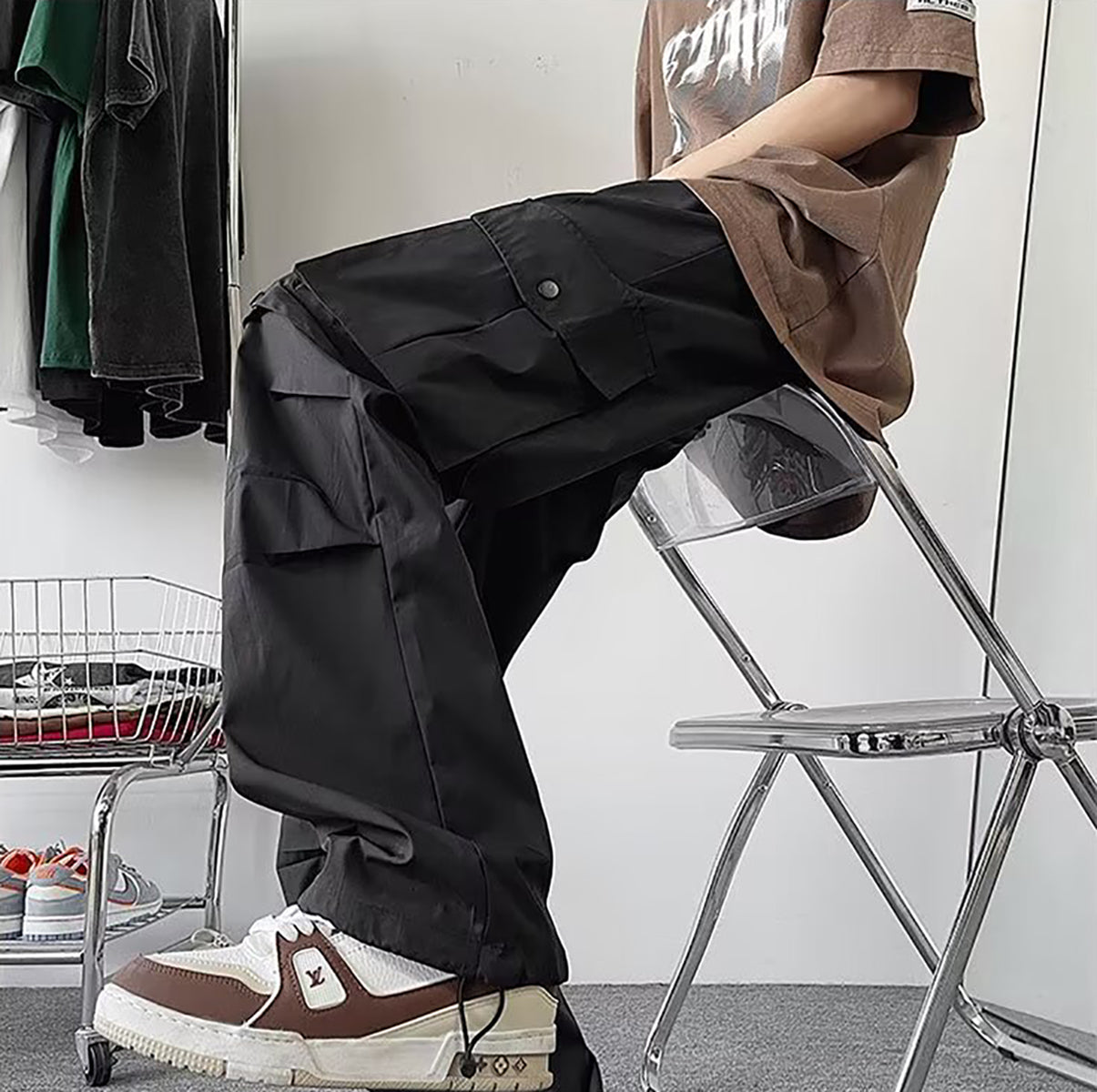 Men Solid Loose Fit Easy Wash Cargos Trousers