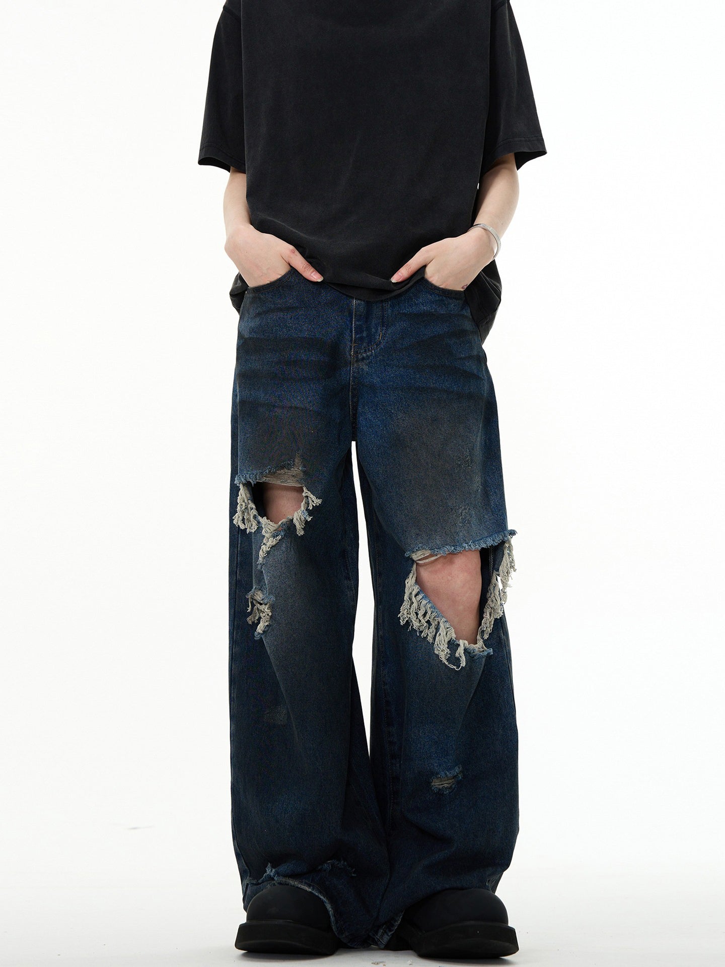 Men Relaxed Fit Light Fade Slash Knee Jeans