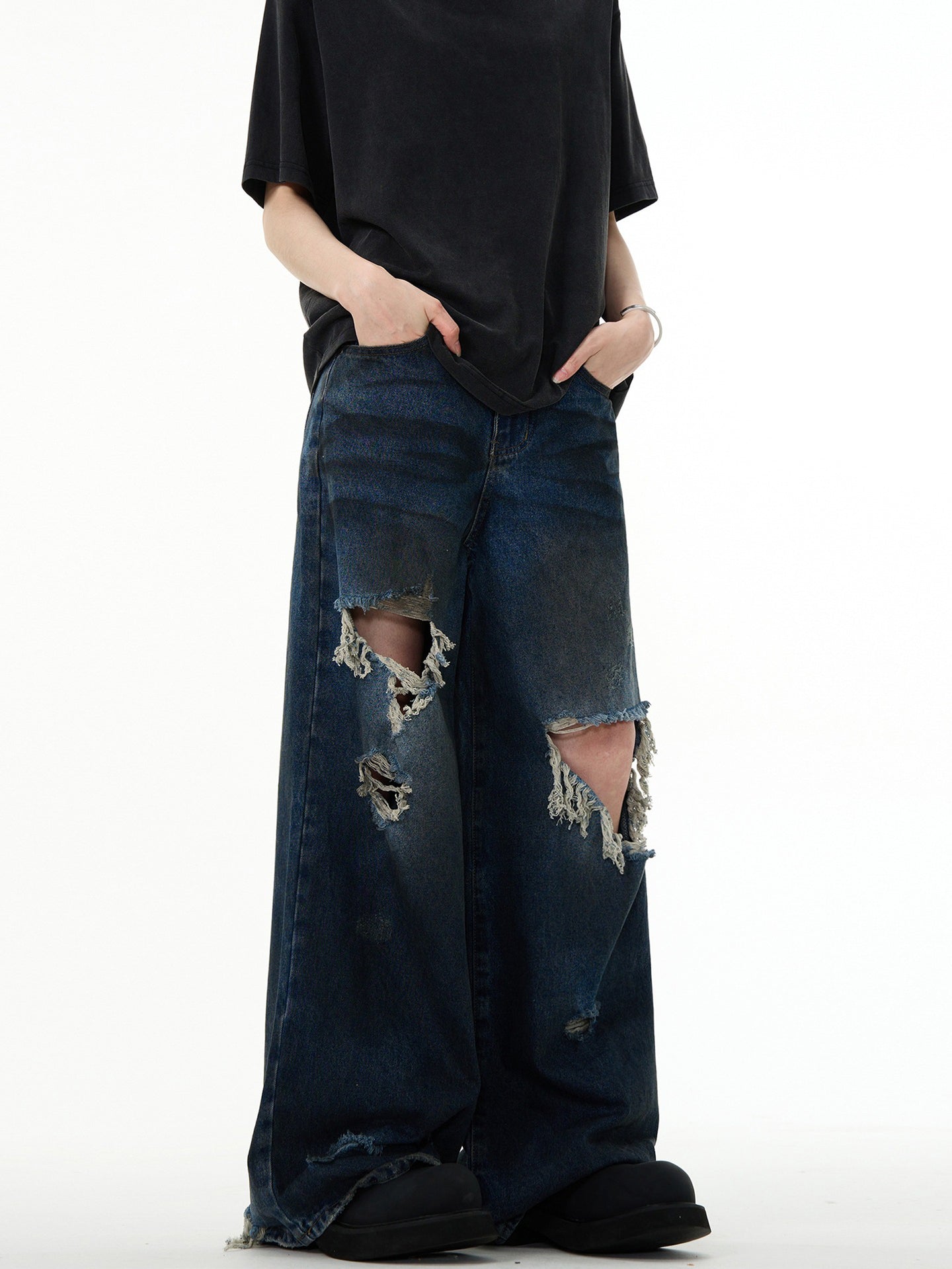 Men Relaxed Fit Light Fade Slash Knee Jeans