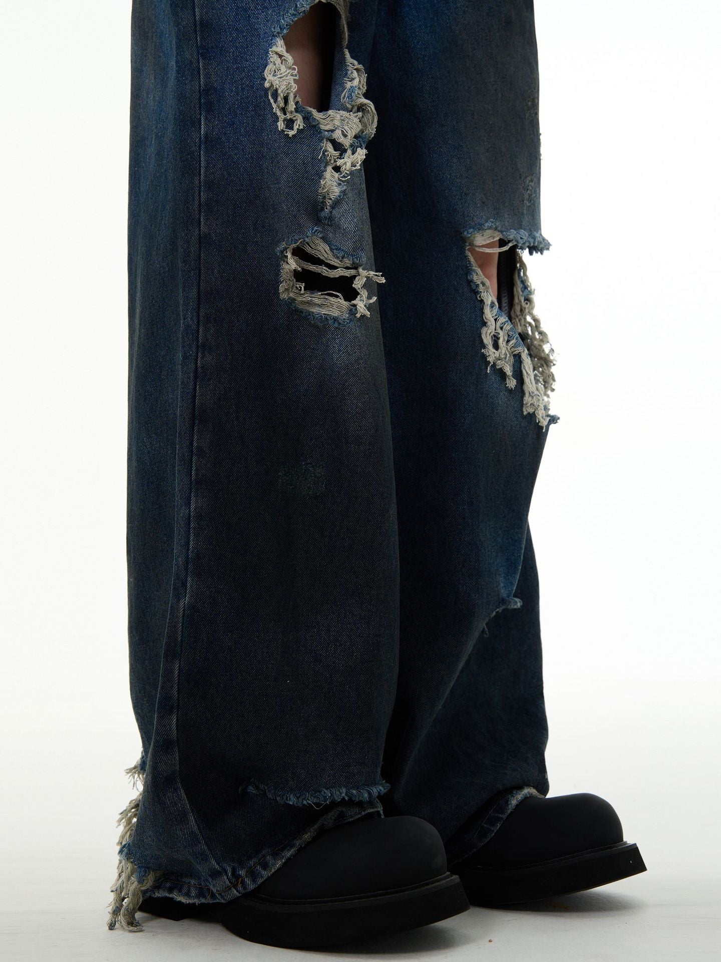 Men Relaxed Fit Light Fade Slash Knee Jeans