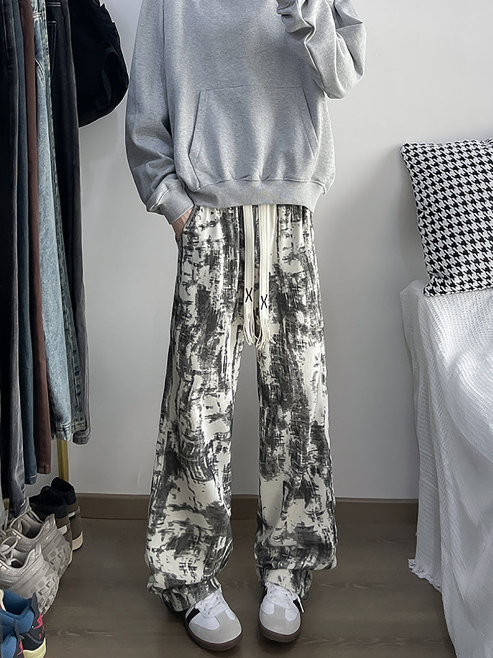 Men Tie and Dye Printed Loose Fit Easy Wash Pleated Trousers
