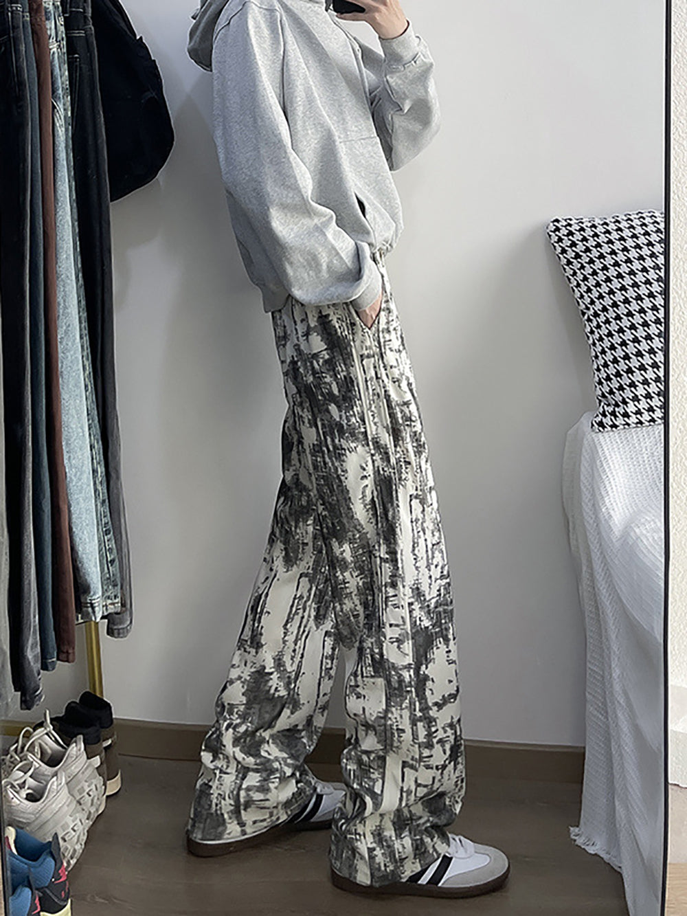 Men Tie and Dye Printed Loose Fit Easy Wash Pleated Trousers