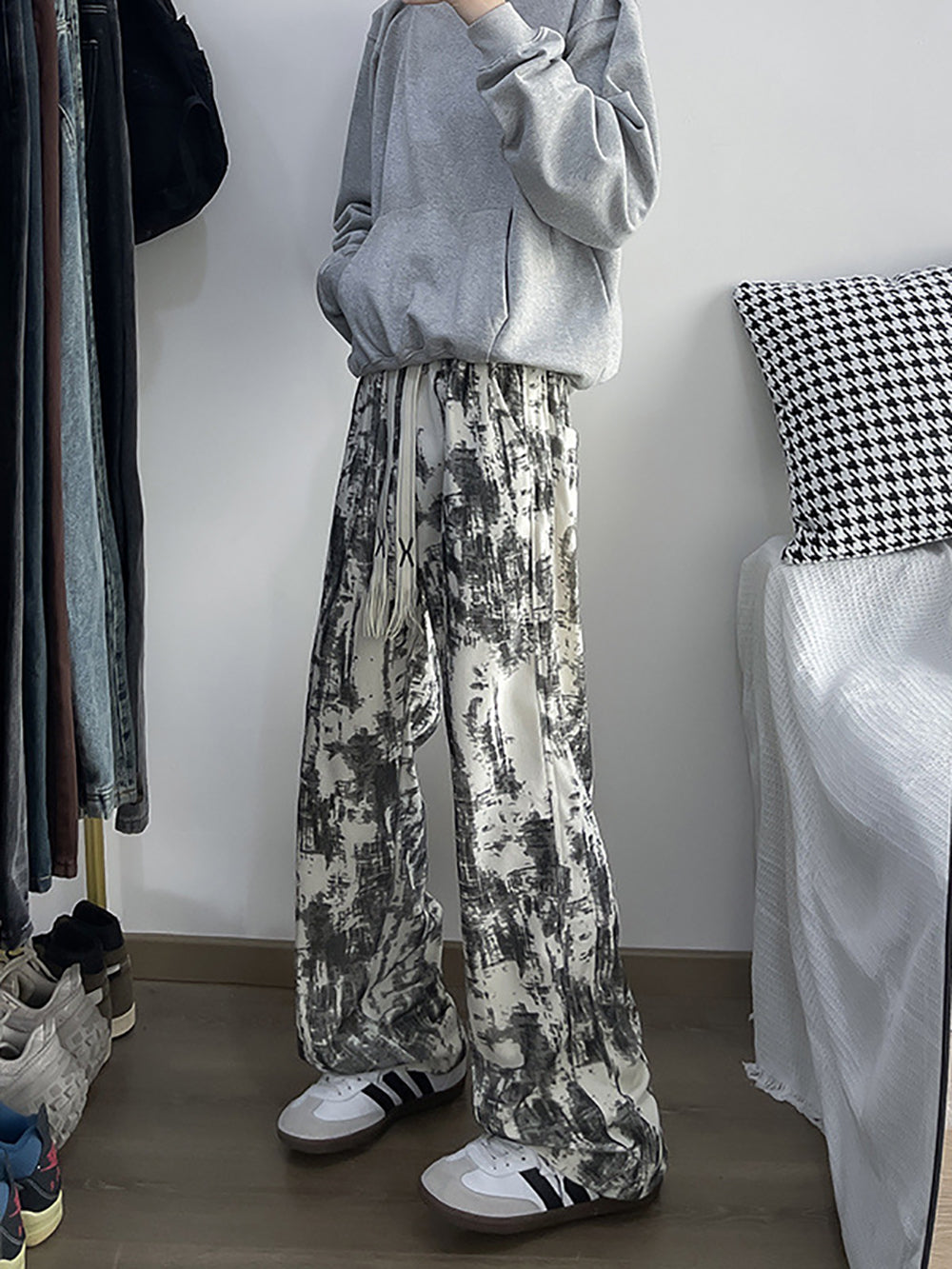 Men Tie and Dye Printed Loose Fit Easy Wash Pleated Trousers