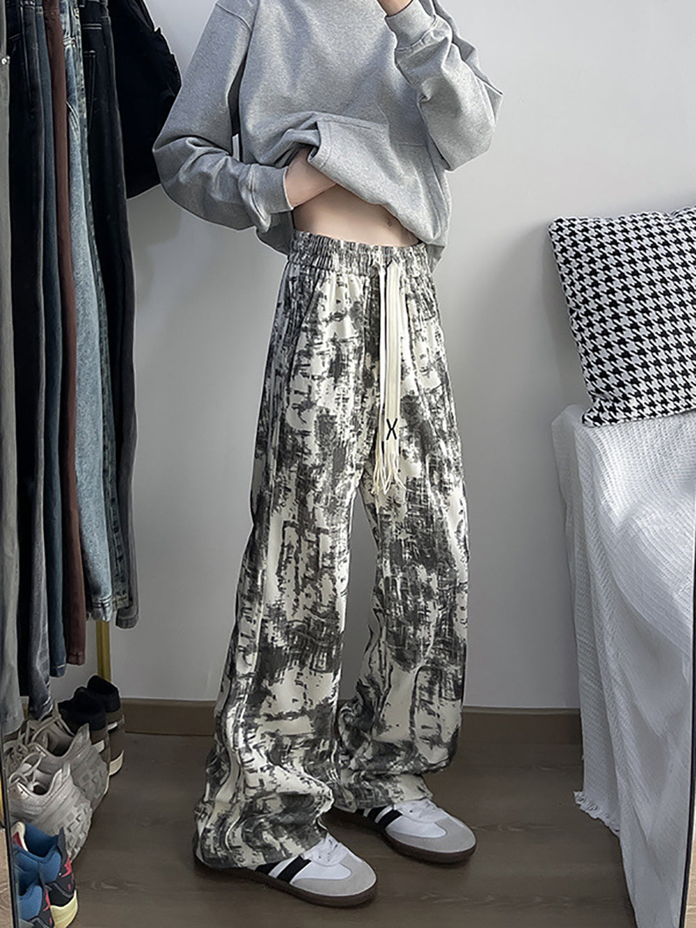 Men Tie and Dye Printed Loose Fit Easy Wash Pleated Trousers
