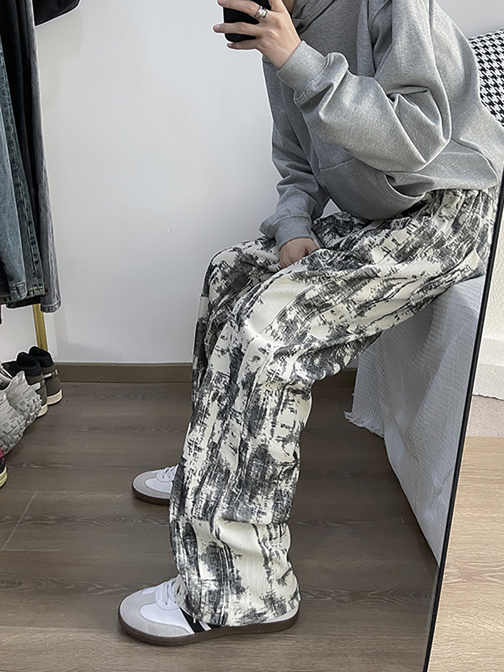Men Tie and Dye Printed Loose Fit Easy Wash Pleated Trousers