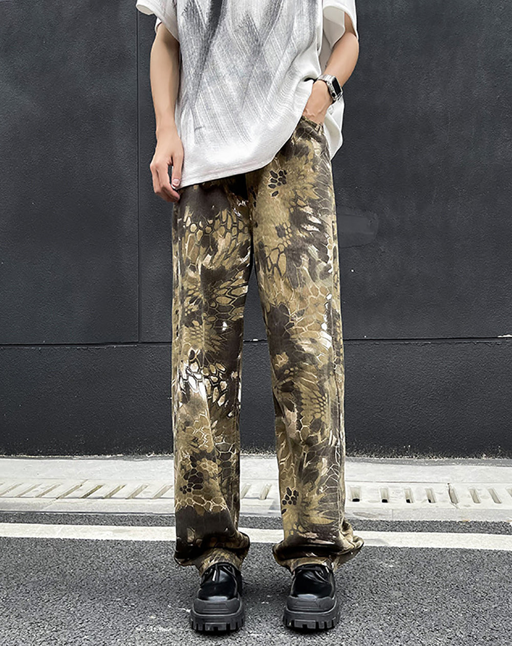 Men Printed Mid-Rise Straight Fit Easy Wash Pleated Trouser