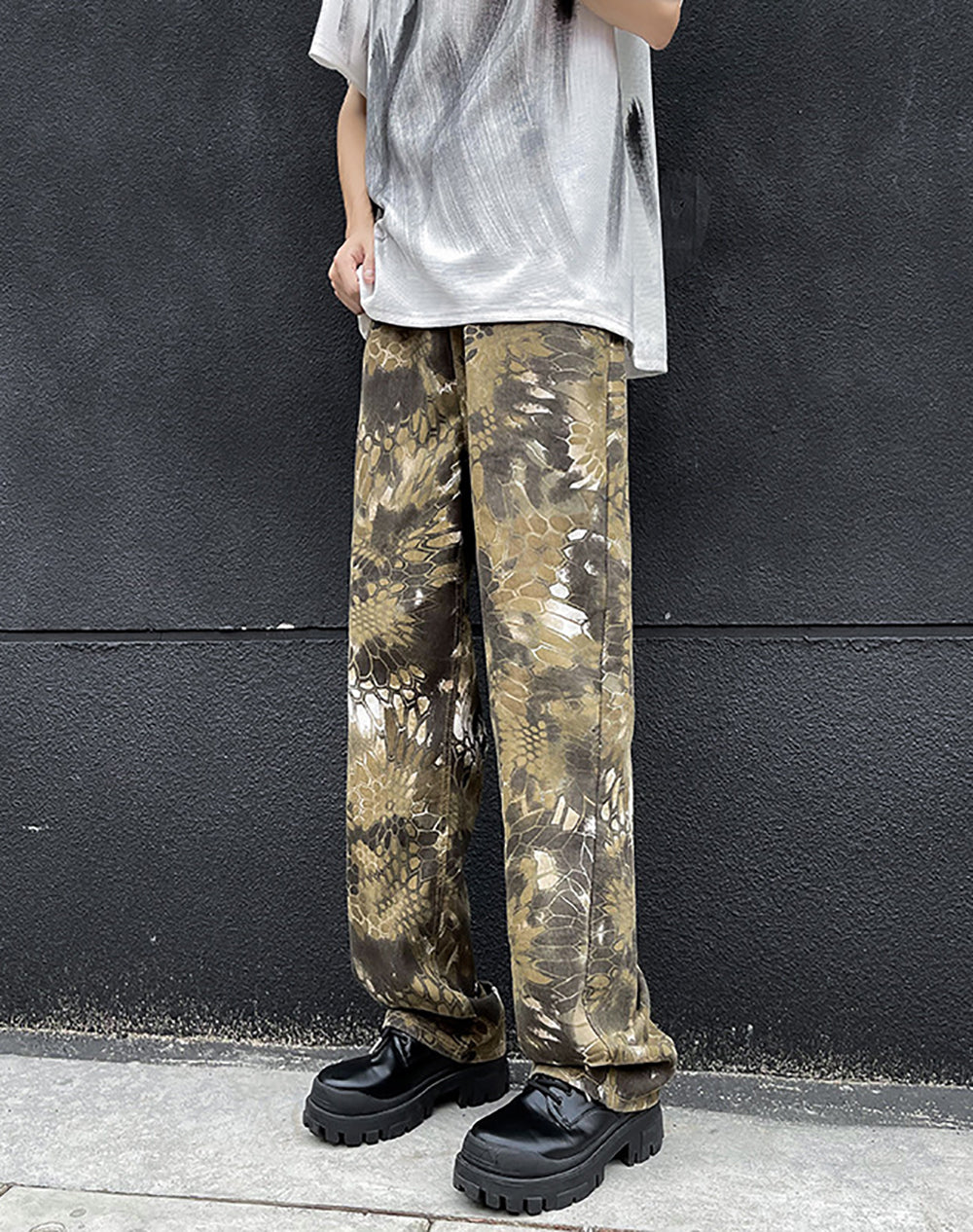 Men Printed Mid-Rise Straight Fit Easy Wash Pleated Trouser
