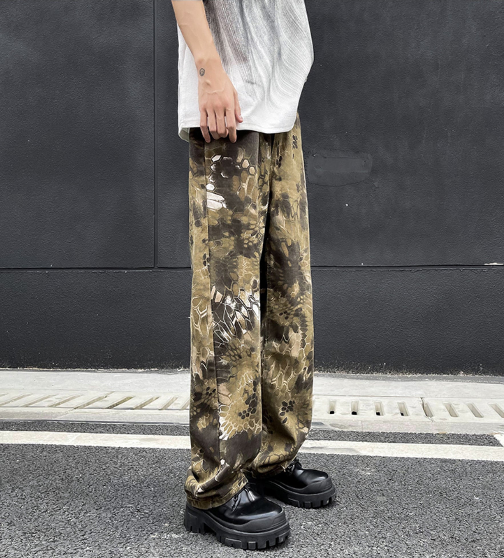 Men Printed Mid-Rise Straight Fit Easy Wash Pleated Trouser