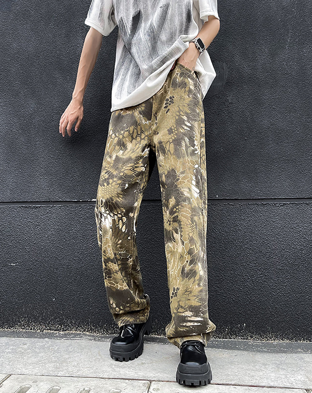 Men Printed Mid-Rise Straight Fit Easy Wash Pleated Trouser