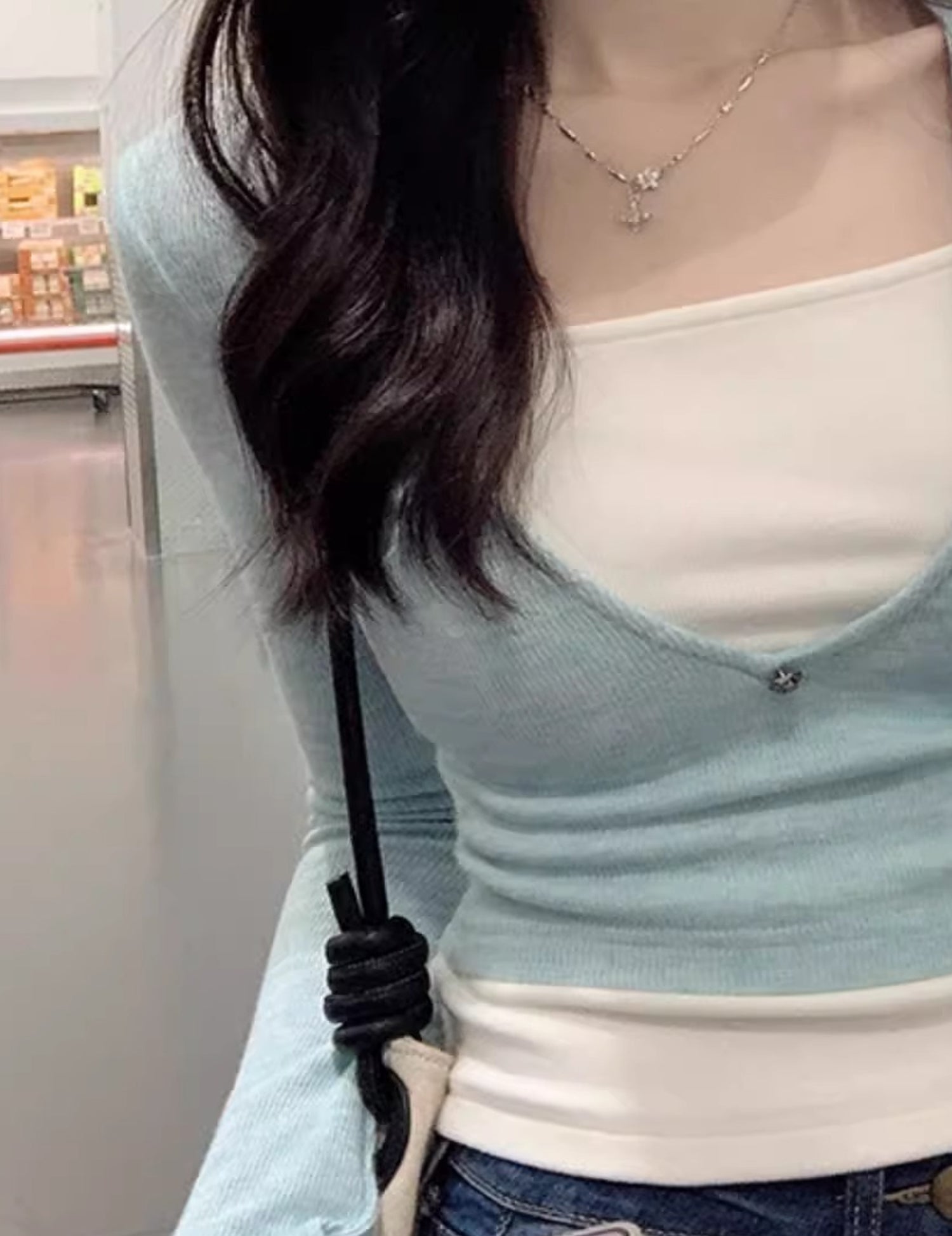 Women V-Neck Extended Sleeves Fitted Crop Top