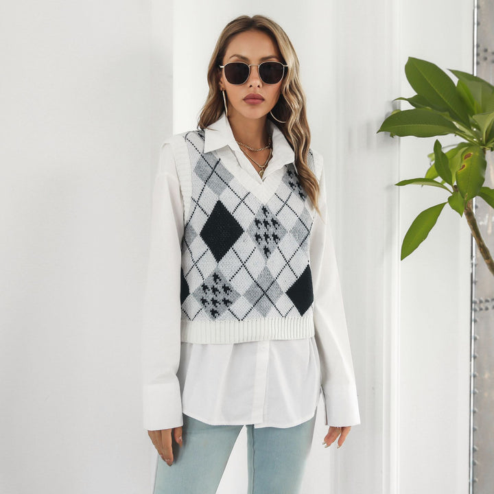 Women White & Black Printed Sweater Vest