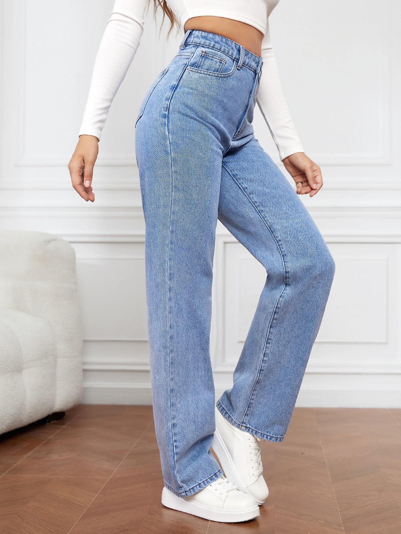 Women Relaxed Fit High-Rise Clean Look Light Fade Stretchable Jeans