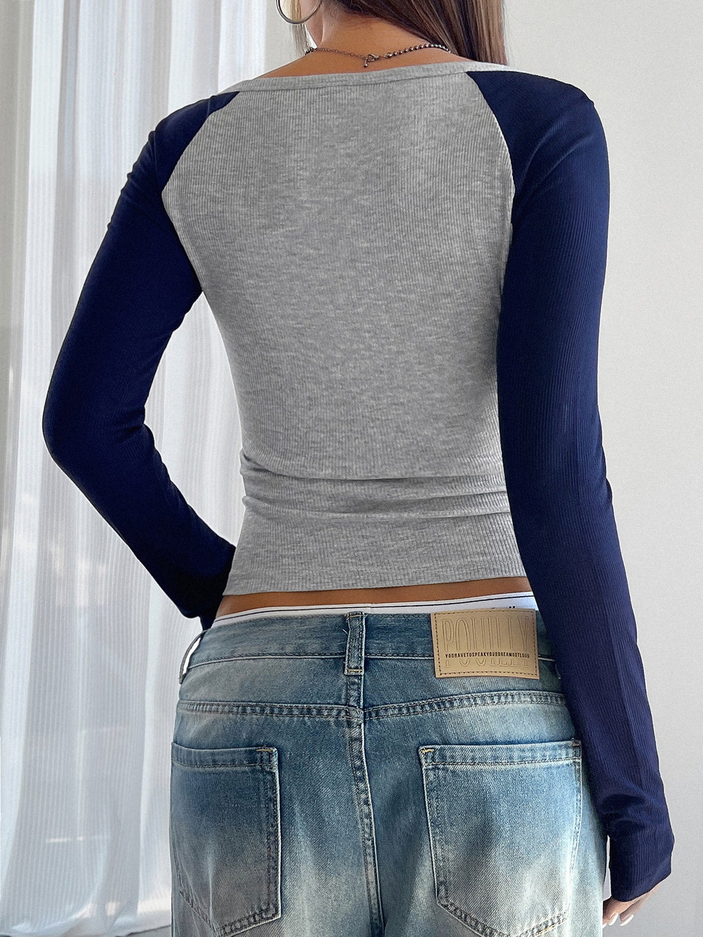 Women Scoop Neck Colourblocked Crop Top