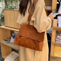 Structured Handheld Bag with Applique