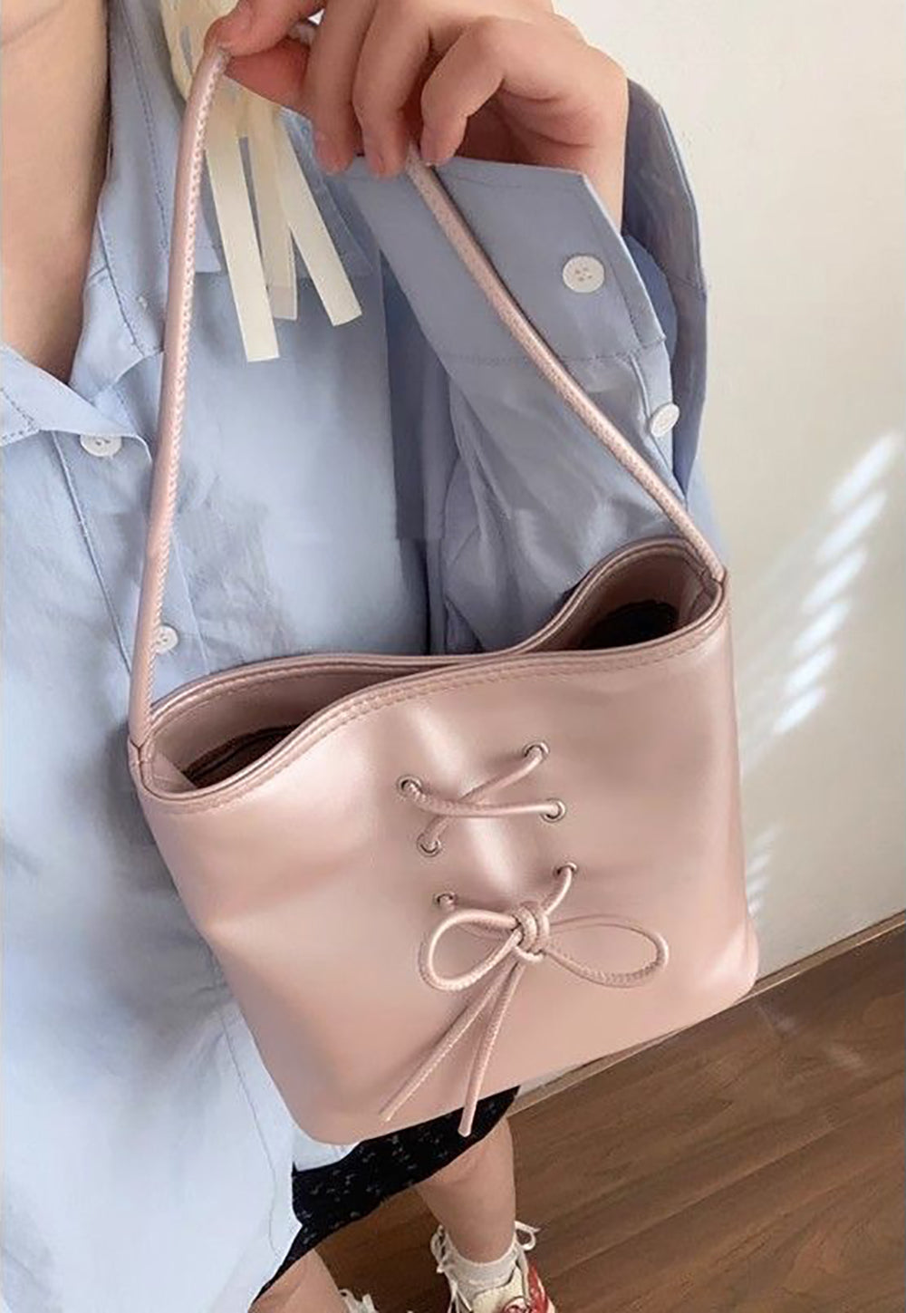 Women Solid Structured Handheld Bag