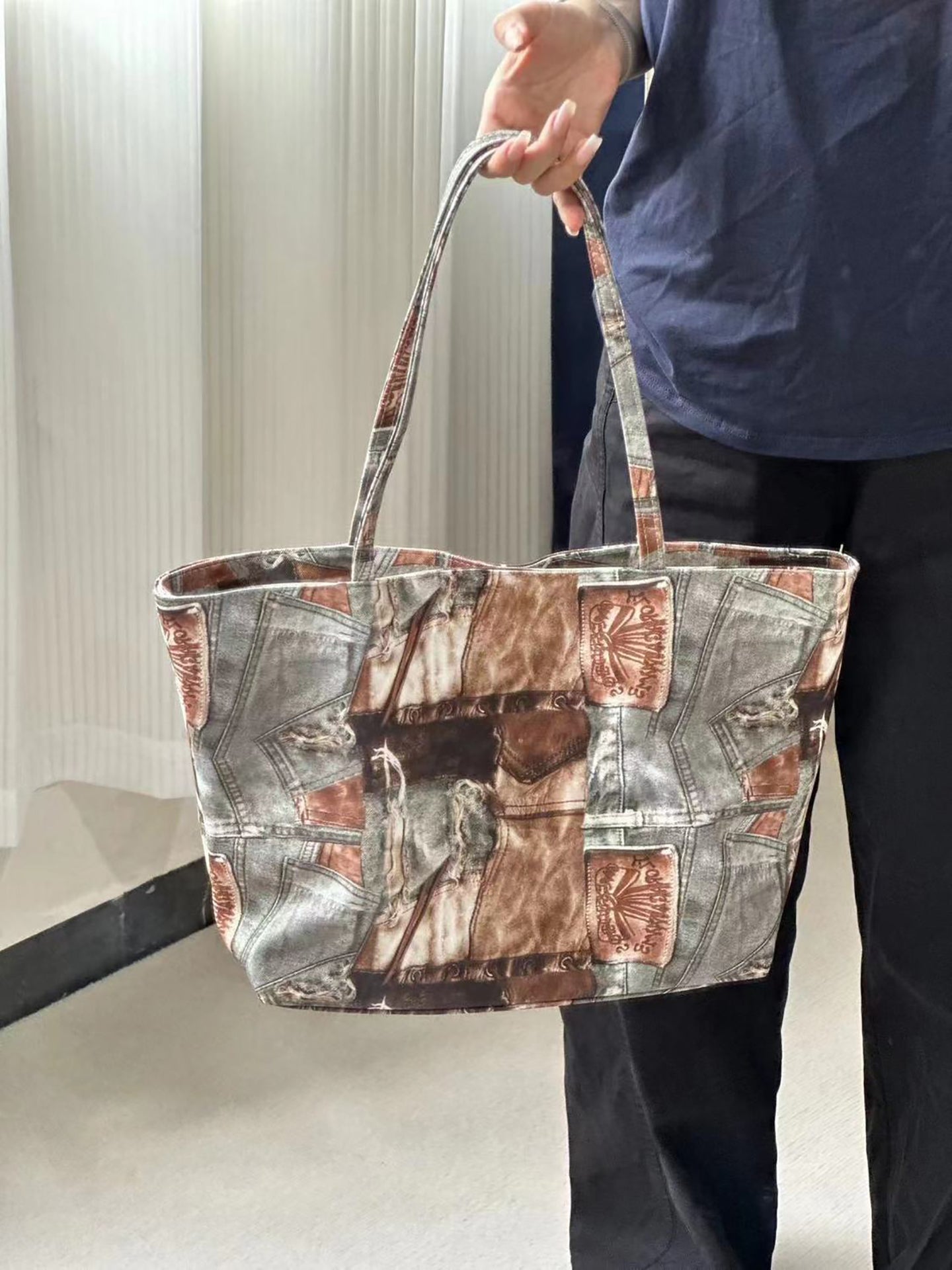 Women Abstract Printed Shopper Shoulder Bag