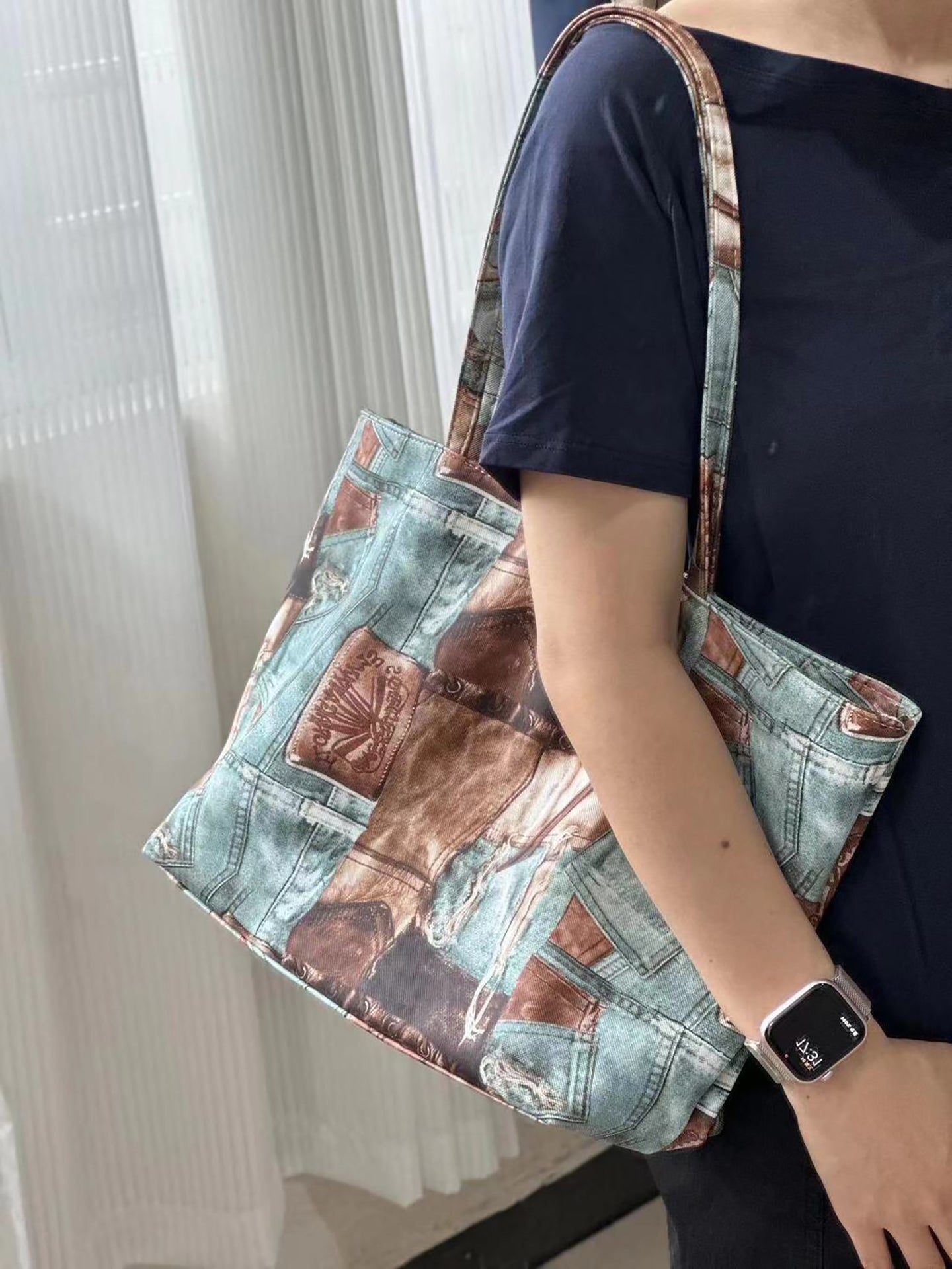 Women Abstract Printed Shopper Tote Bag