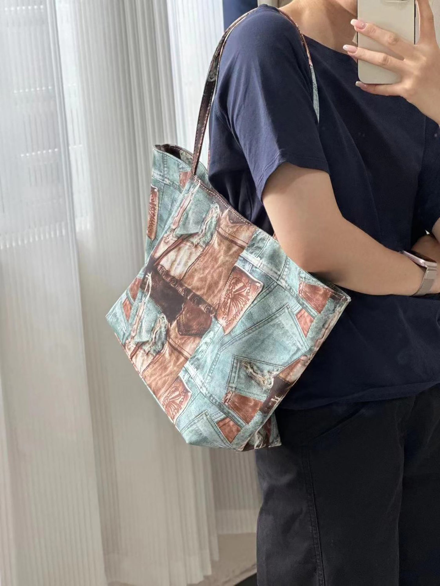 Women Abstract Printed Shopper Tote Bag