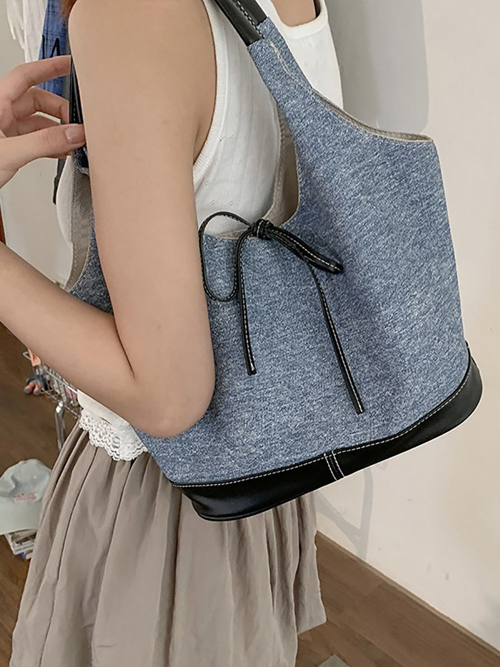 Women Solid Structured Handheld Bag